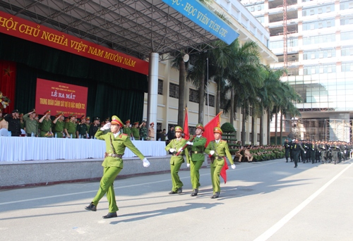 Cán bộ, chiến sỹ Trung đoàn Cảnh sát dự bị đặc nhiệm Học viện CSND  duyệt đội ngũ